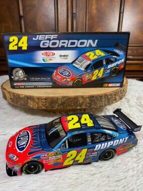 Jeff Gordon #24 DuPont 2008 Impala SS 1:24 Scale Stock Car